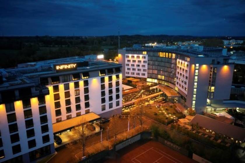 INFINITY Hotel & Conference Resort Munich Aussenansicht