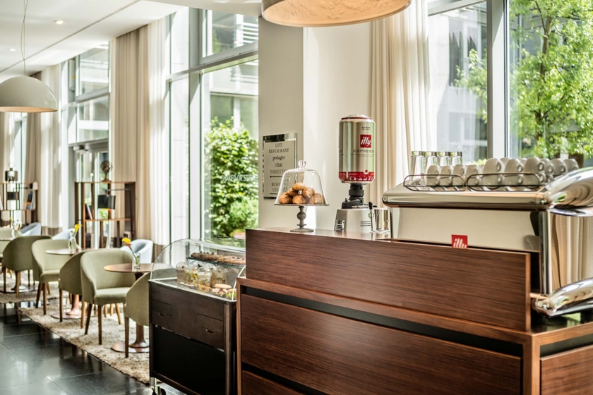 Le Méridien München - Lobbybereich mit Kaffeestation