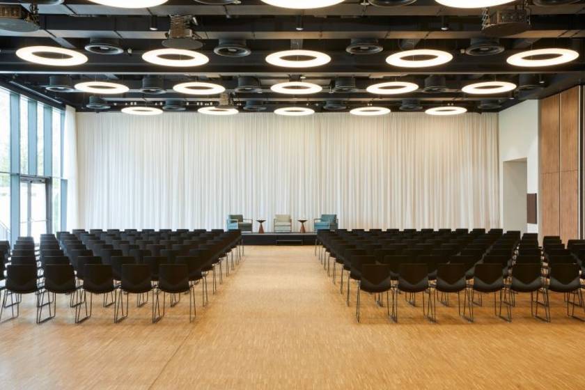 INFINITY Hotel & Conference Resort Munich Meeting Raum Tegernsee