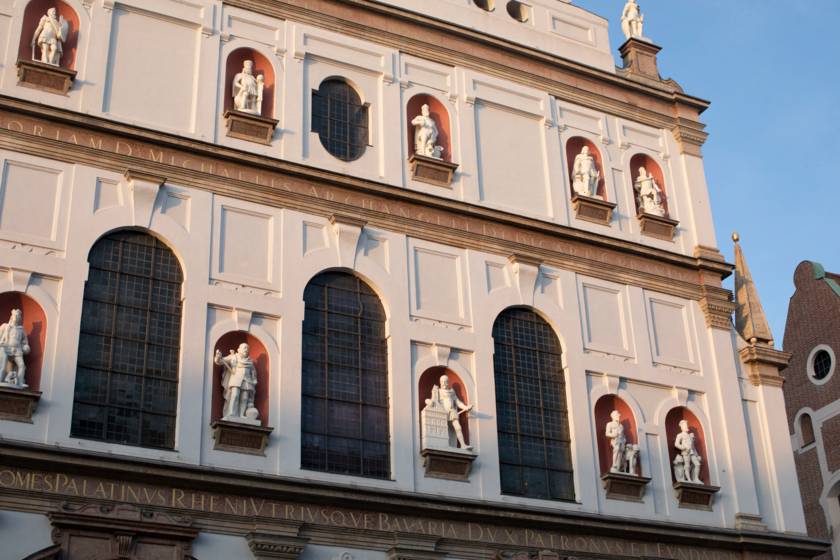 Fassade der Münchner Michaelskirche mit der Figuren