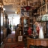 In einem Antiquitätenladen in Haidhausen in München stehen verschiedene Möbel, Lampen und Wohnaccessoires.