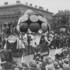 Ein Faschingsumzug mit dem Faschingswagen „Die Schirmgilde“ am Odeonsplatz in München im Jahr 1900.