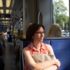 Eine Frau mit Brille fährt Straßenbahn in München