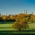 Der Englische Garten in M&uuml;nchen mit Stadt-Panorama.