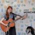 Eine Musikerin spielt Gitarre auf dem Kunstareal-Fest in München
