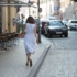 Donna che cammina nel quartiere di Schwabing a Monaco