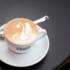 Eine Tasse Cappuccino mit Latte Art in der Kaffeerösterei Fausto