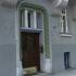 Der Eingang zum Haus Franz-Joseph-Stra&szlig;e 23, das vom Architekten Max Langheinrich geschaffen wurde, mit floralen Ranken und Details im Jugendstil.
