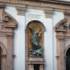 Fassade der Münchner Michaelskirche mit der Figur des Erzengels Michael
