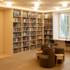 In der Bibliothek im Alpinen Museum stehen moderne Sessel, Hocker und hunderte Bücher