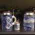 Bemalte Bierkrüge aus Porzellan stehen im Kustermann zum Verkauf