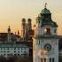 Panorama del M&uuml;ller'sches Volksbad en Munich, al fondo las torres de la Frauenkirche.