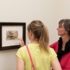 Zwei Frauen betrachten ein Gemälde im Franz Marc Museum in Kochel bei München