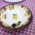 Ein Keramikteller, auf dem Joghurt mit einer aufgeschnittenen Salatgurke angerichtet ist, in einem Restaurant in München.