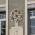 Stilisierter Baum mit gr&uuml;nen Bl&auml;ttern und roten Fr&uuml;chten auf der Jugendstilfassade des Hauses Leopoldstra&szlig;e 77 an der M&uuml;nchner Freiheit.
