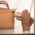 Handschuhe und eine Handtasche von der Marke Roeckl