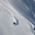 Ein Skifahrer bei der Abfahrt im Tiefschnee.