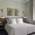 Ein Schlafzimmer im Rosewood Hotel mit eleganter Einrichtung.
