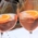 Zwei Cocktailgläser mit Rosé, Orangenscheiben und Eis in einem Lokal in München