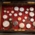 Antike Taschenuhren in verschiedenen Größen liegen auf in einer Kiste auf rotem Stoff