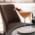 Ein Cocktail und ein Sektglas auf einem kleinem Silbertablett, im Hintergrund verschwommen ein Stuhl in der Falk's Bar in München