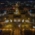 Blick auf einen beleuchteten Königsplatz im nächtlichen München.