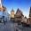 Viele bunte H&auml;user auf zwei Gehwegen mit einigen Menschen in Rothenburg auf der Tauber.