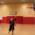 Eine Frau wirft in der Aufwärmhalle des FC Bayern Basketball-Teams in München den Ball in den Korb.