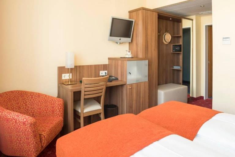 Doppelzimmer Standard zur Strasse