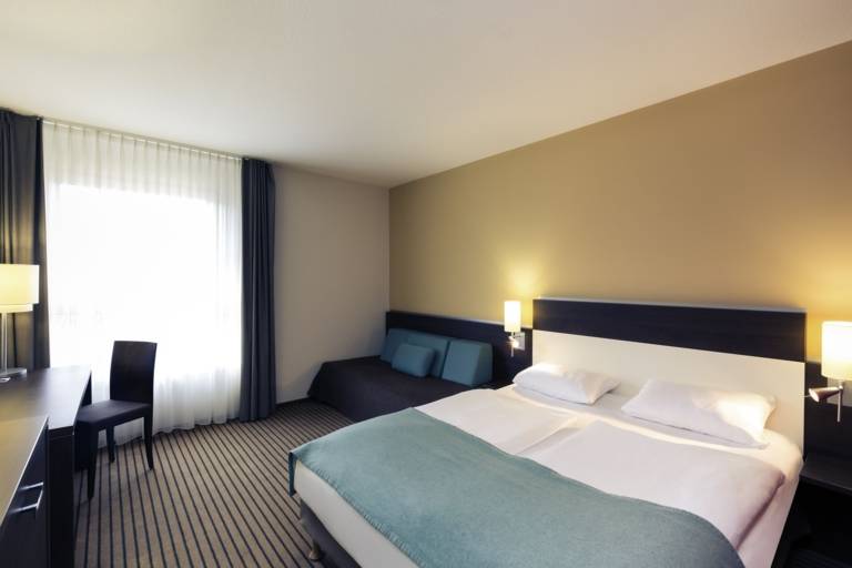 Doppelzimmer mit Queen-Size Bett und Sofa