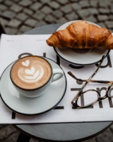 Kaffee und ein Croissant in einem Cafe in M&uuml;nchen.