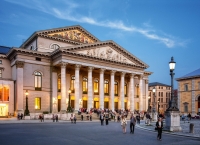 Abends vor dem Nationaltheater str&ouml;men Besucher und Besucherinnen auf den Max-Joseph-Platz