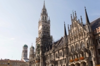 Blick auf das Neue Rathaus in M&uuml;nchen mit den T&uuml;rmen der Frauenkirche im Hintergrund