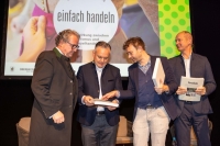 &Uuml;bergabe der Speakergeschenke.