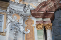 Detailansicht der Fassade der Asamkirche mit S&auml;ulen, Stuckaturen und einem Relief von Papst Benedivćt XIII