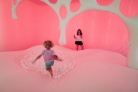Das Haus der Kunst in M&uuml;nchen pr&auml;sentiert bis 01. Februar 2026 die Ausstellung: F&uuml;r Kinder. Kunstgeschichten seit 1968.