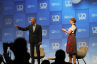 Barack Obama auf der B&uuml;hne des Bits & Pretzels Festivals in M&uuml;nchen.