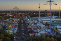 Panoramablick auf das Oktoberfest in M&uuml;nchen bei D&auml;mmerung.