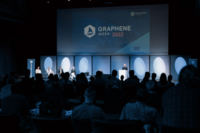 Mehrere Teilnehmer auf einer B&uuml;hne bei der Graphene Week in M&uuml;nchen.