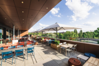 Frau im Mond Dachterrasse bei Sonnenschein in M&uuml;nchen.
