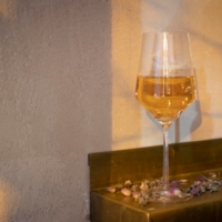 A glass of ros&eacute; at the bar The High in Munich.