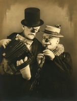 Ein Portraitfoto in Schwarz-Wei&szlig; von Karl Valentin und Liesl Karlstadt
