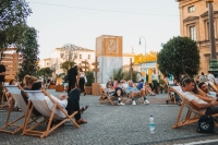 Mehrere Menschen relaxen in Liegest&uuml;hlen am Odeonsplatz in M&uuml;nchen.