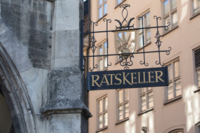 Metallschild mit der Aufschrift Ratskeller