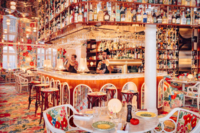 Das italienische Restaurant Giorgia Trattoria in M&uuml;nchen wurde in einem Vintage-Stil mit vielen Blumen gestaltet.