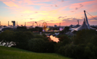 Blick auf den Olympiapark in der Abendd&auml;mmerung.