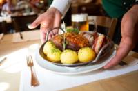 Haxnbauer im Tal 38_die originale Schweinshaxe_Foto Högl für Kuffler.jpg