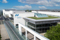 Das Internationale Congress Center Messe M&uuml;nchen zeichnet sich von au&szlig;en durch eine Glasfassade und helle, wei&szlig;e W&auml;nde aus.