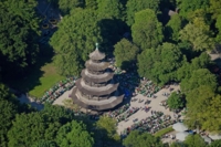 Der Biergarten am Chinesischen Turm in M&uuml;nchen aus der Luft fotografiert.