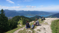 Mehrere Wanderer entspannen am Gipfel.
